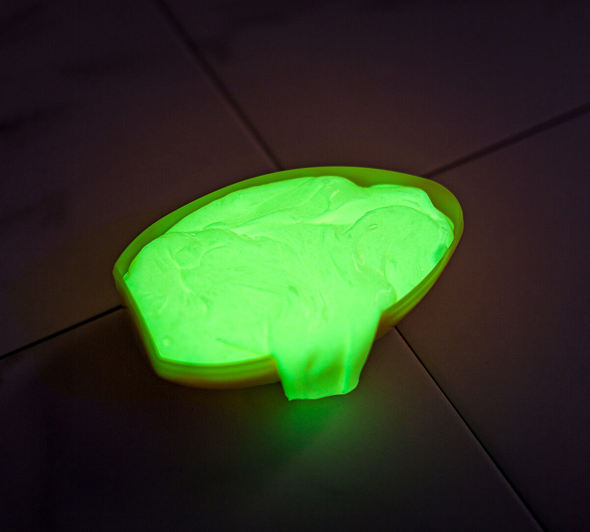 Silly Putty 1 lb. Egg, Glow In The Dark Green Crayola