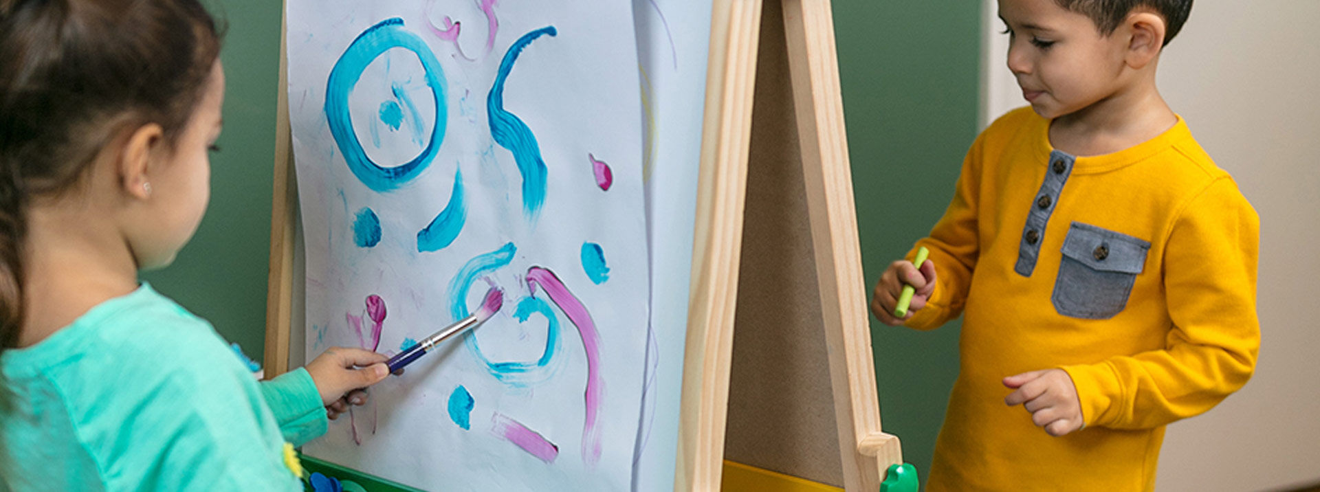 Crayola Kids Mini Dual Sided Wooden Art Easel w/ Chalkboard & Dry Erase  Supplies, 1 Piece - Harris Teeter