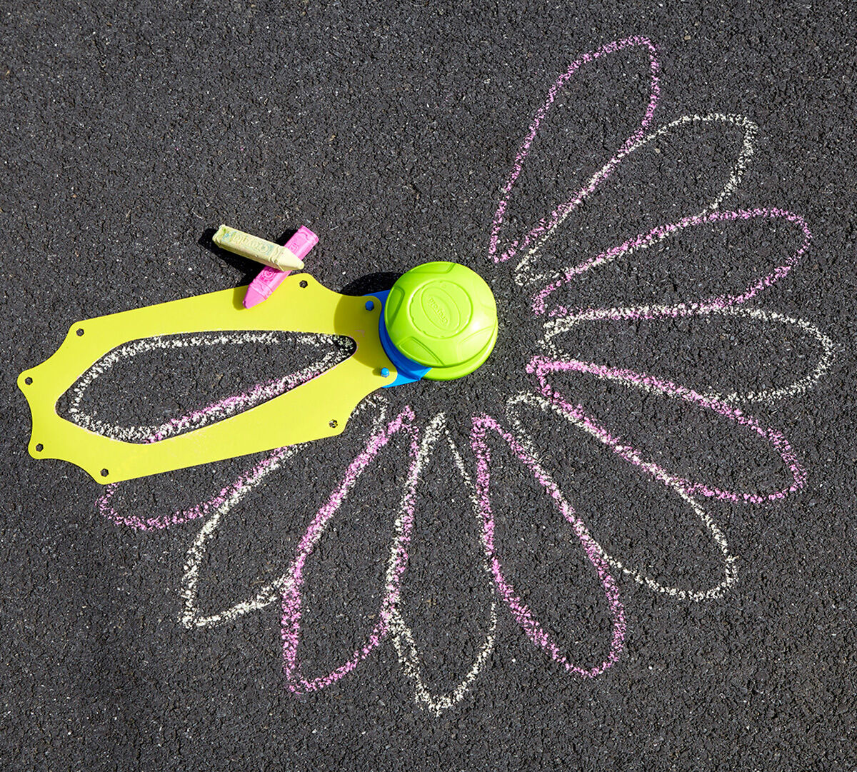 Crayola Sidewalk Chalk Spiral Art Kit, Outdoor Art Activity Set, 6