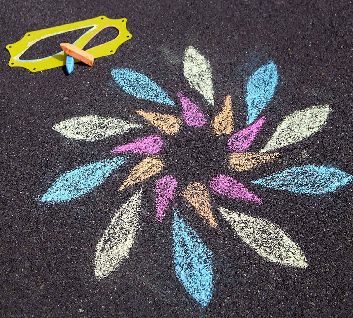 Crayola Sidewalk Chalk Spiral Art Kit, Outdoor Art Activity Set, 6