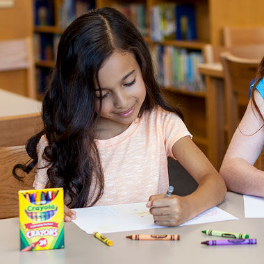 Crayola MyFirst - Lápices de colores surtidos (paquete de 24) | Crayones  colorantes de fácil agarre perfectos para manos de niños pequeños | Ideal